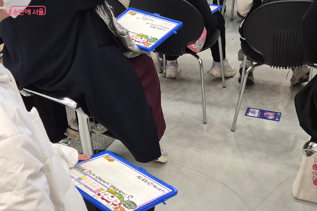 참가자들은 흰색 보드판 위에 열심히 퀴즈를 풀며 즐거운 시간을 보냈다.