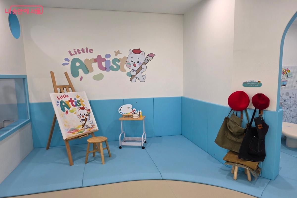 화가 복장을 입고 포토존에서 사진을 찍을 수 있는 아트룸3 &copy;황승희