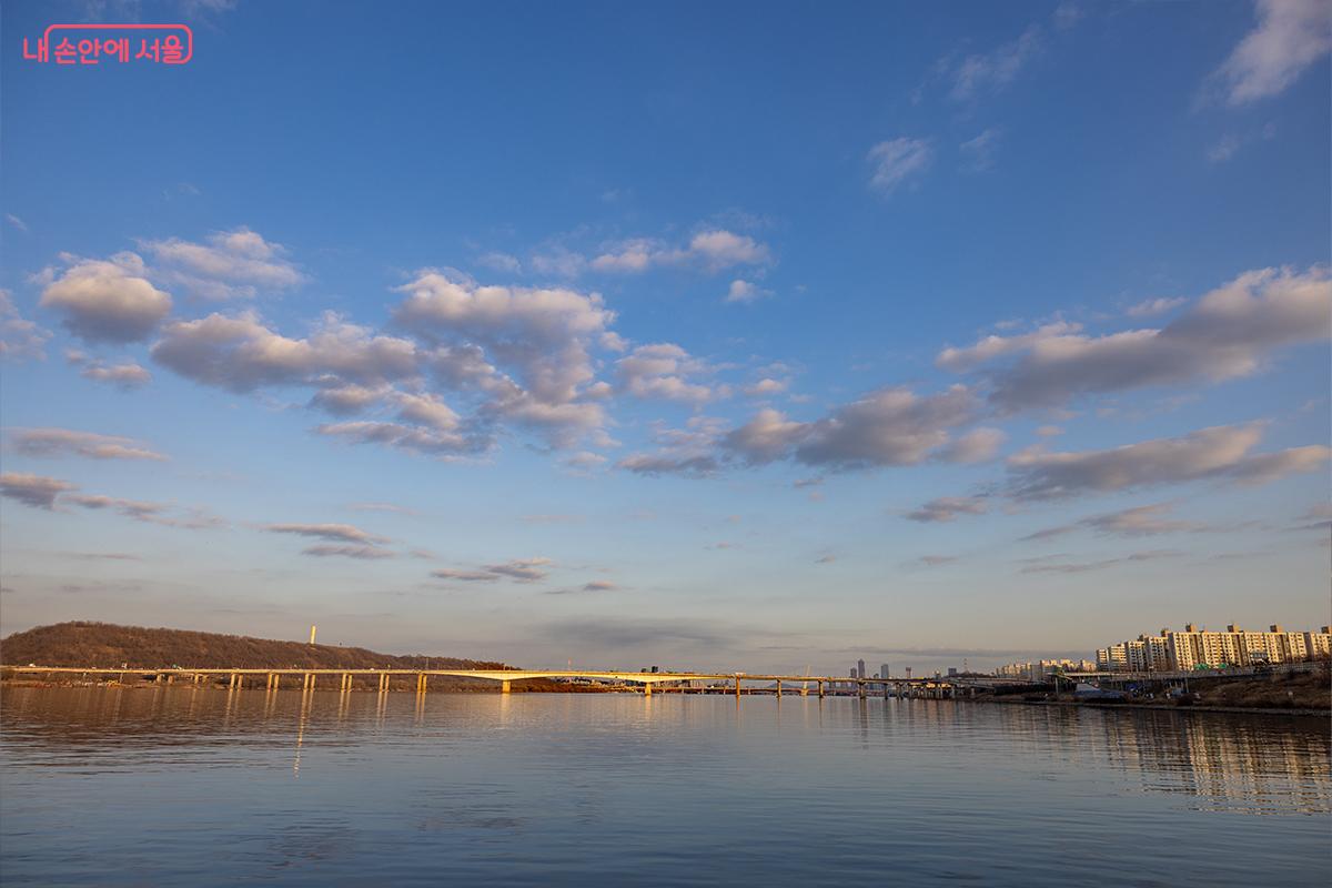한강 수면에 비친 도심 스카이라인ⓒ장신자