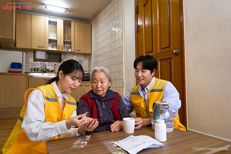 &lsquo;서울형 통합돌봄&rsquo;은 &lsquo;일차의료 방문진료 지원사업&rsquo; 등 58개 서비스가 연계&middot;제공된다. 