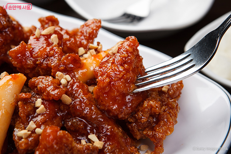 양념치킨은 한국의 독특한 음식으로 자리 잡았다. 