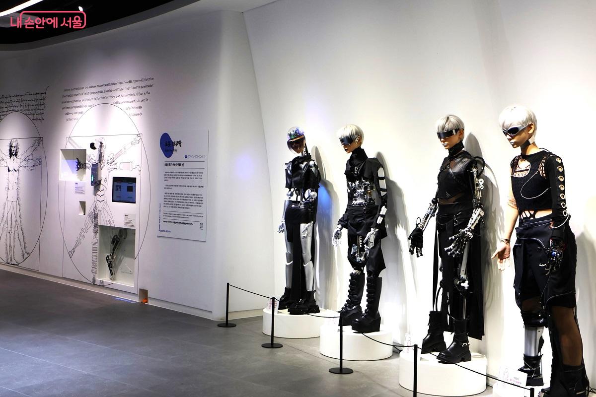 로봇 해부학 전시 섹션. 로봇의 내부 메커니즘을 상세히 공개하고, 인간의 형태를 닮은 다양한 안드로이드 모델을 통해 기술의 정교함을 체감하게 한다. &copy;김대진