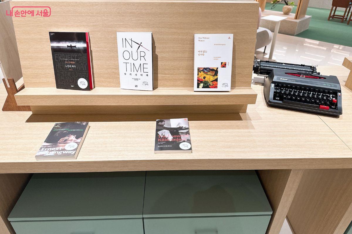 특정 주제에 따라 책이 전시돼 있다. &copy;김재형