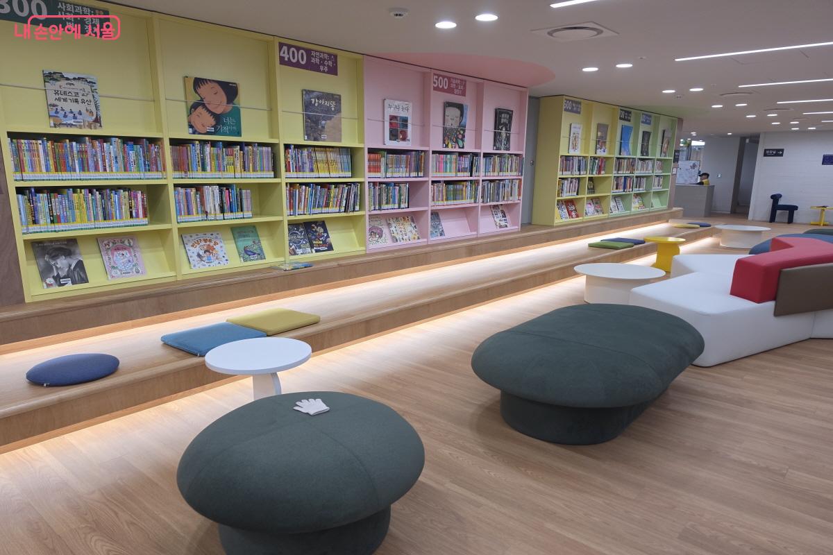 눕거나 편하게 책을 읽을 수 있는 공간 ⓒ조송연