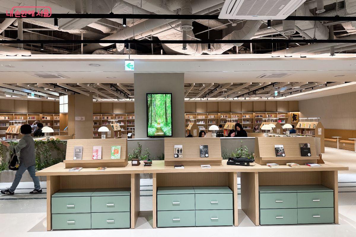 '여의도 브라이튼 도서관'은 서점과 문화공간이 결합된 새로운 형태의 도서관이다. &copy;김재형