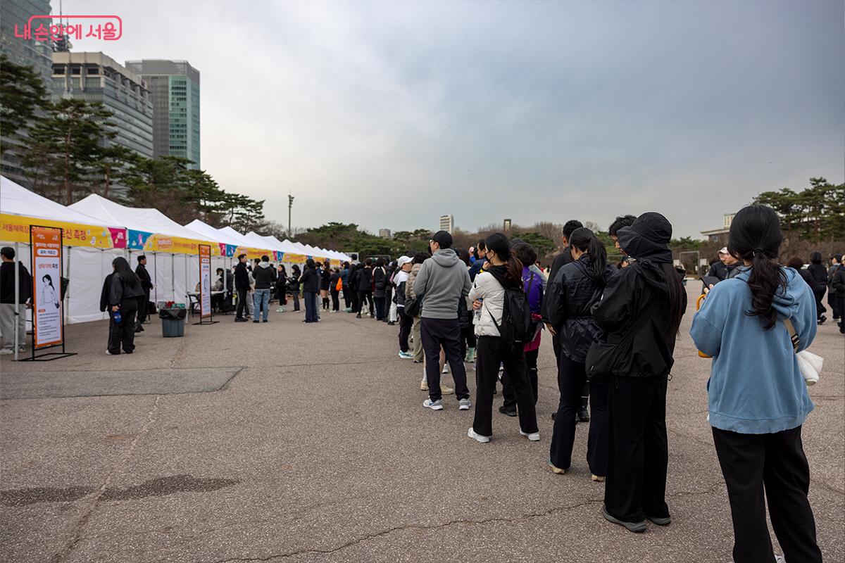 찾아가는 서울체력장 체험을 하기 위해 대기 중인 모습 &copy;장신자