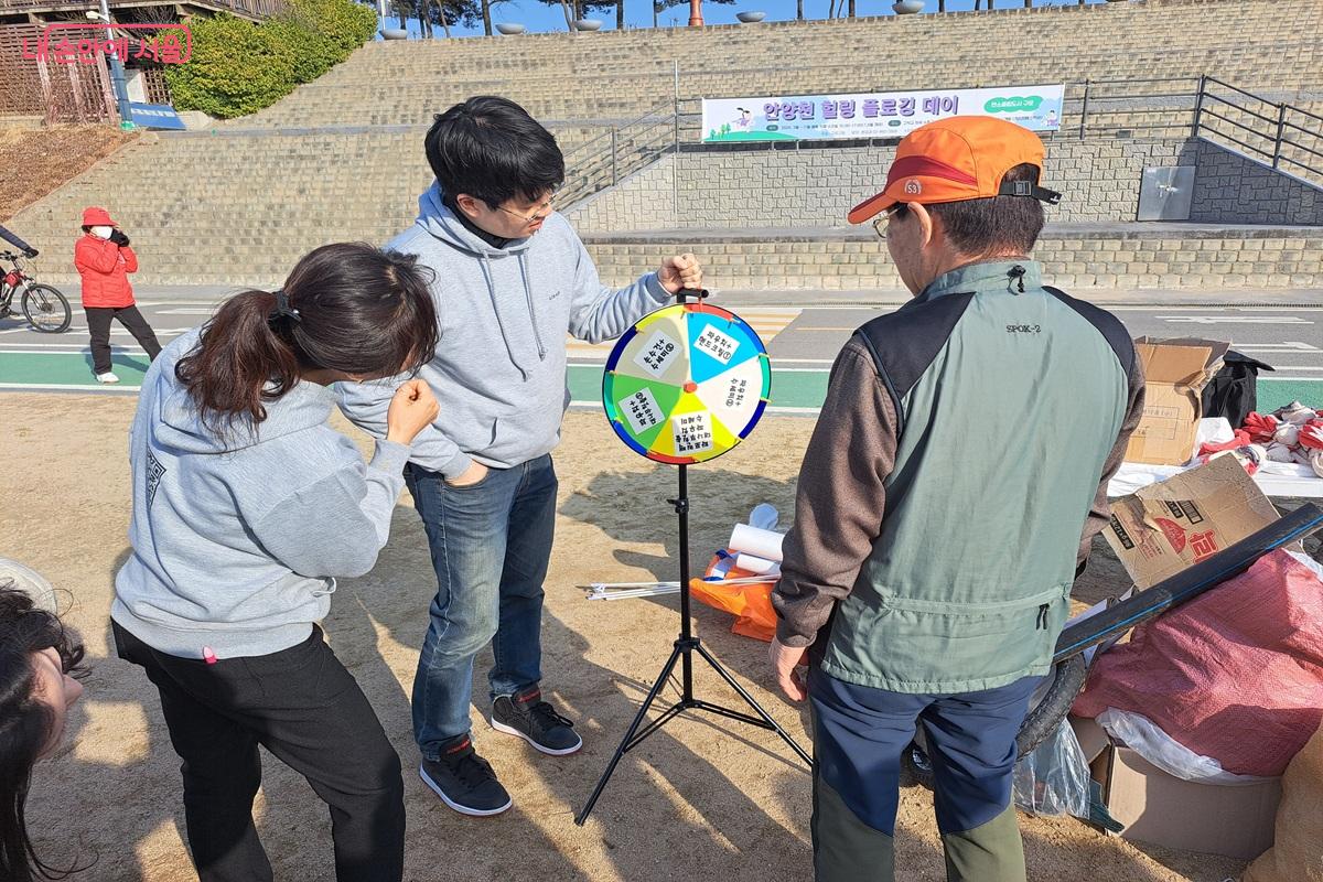 에코 퀴즈 프로그램에 참여하고 있는 시민 ©홍지영