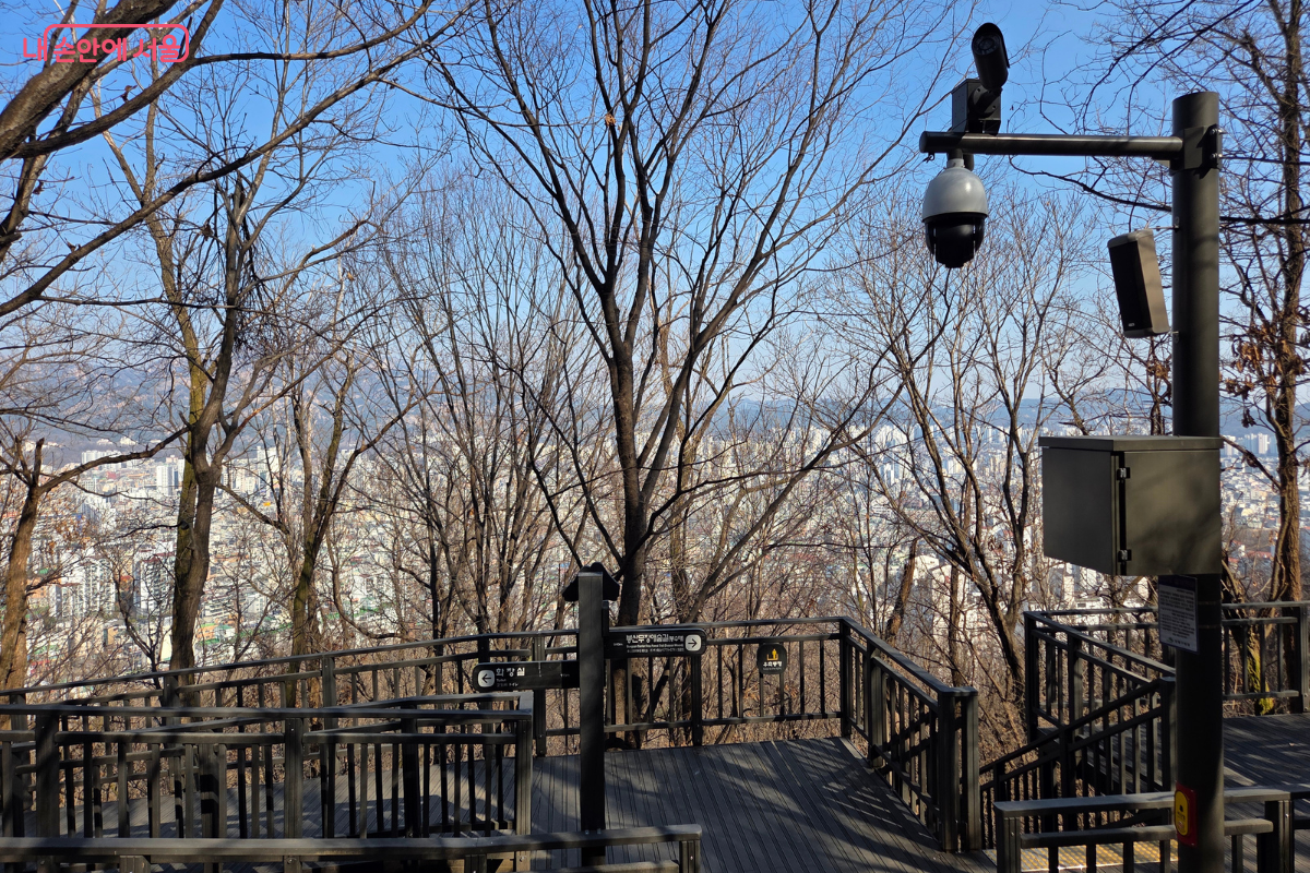 봉산 데크길에 CCTV가 설치되어 있는 모습 &copy;김승아