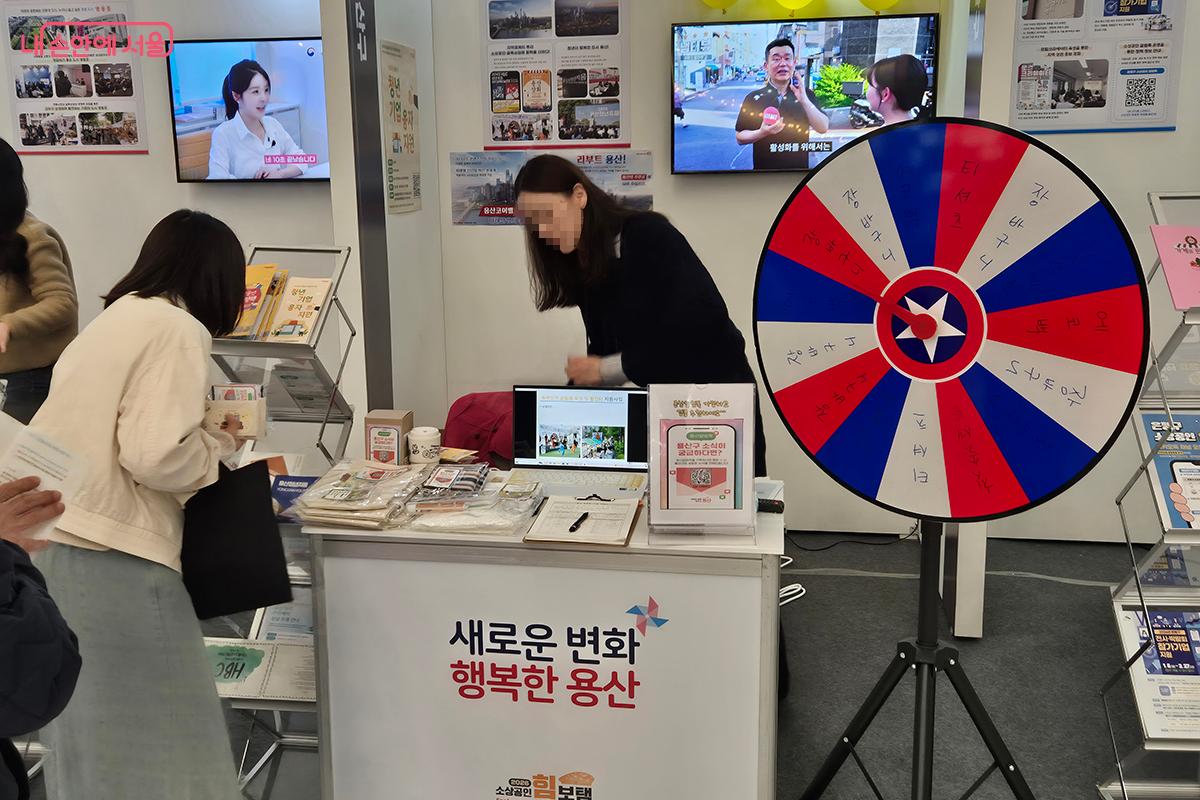 ‘서울브랜드 굿즈 상품화 공모’ 전시회에서는 서울의 특색을 살린 굿즈가 시민들의 모바일 QR 투표를 통해 직접 선택되었다. ©정향선