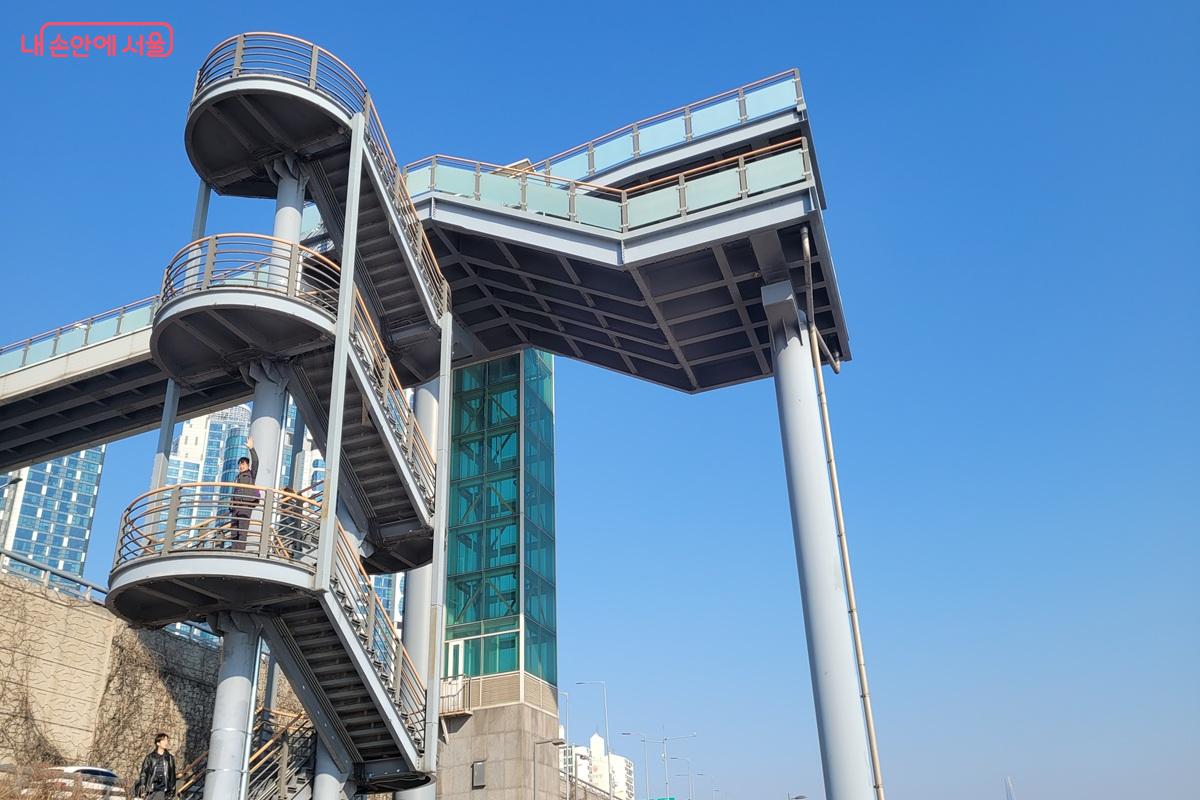 강변북로 위를 가로지르는 성수구름다리 ©조연