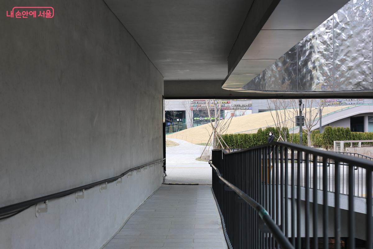 전시로 발걸음을 유도하는 통로가 이어지고 있다. ©김예진