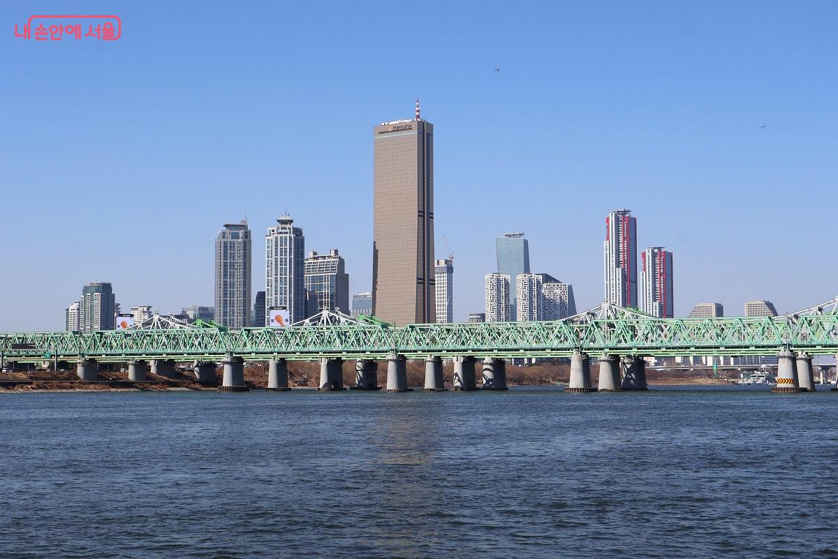 한강철교 위를 달리는 열차와 우뚝 솟은 63빌딩은 서울의 명장면 중의 하나다. ⓒ이봉덕