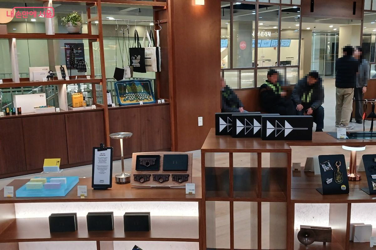 서울마이소울샵 세종문화회관점 굿즈 진열 매대 ©임영근