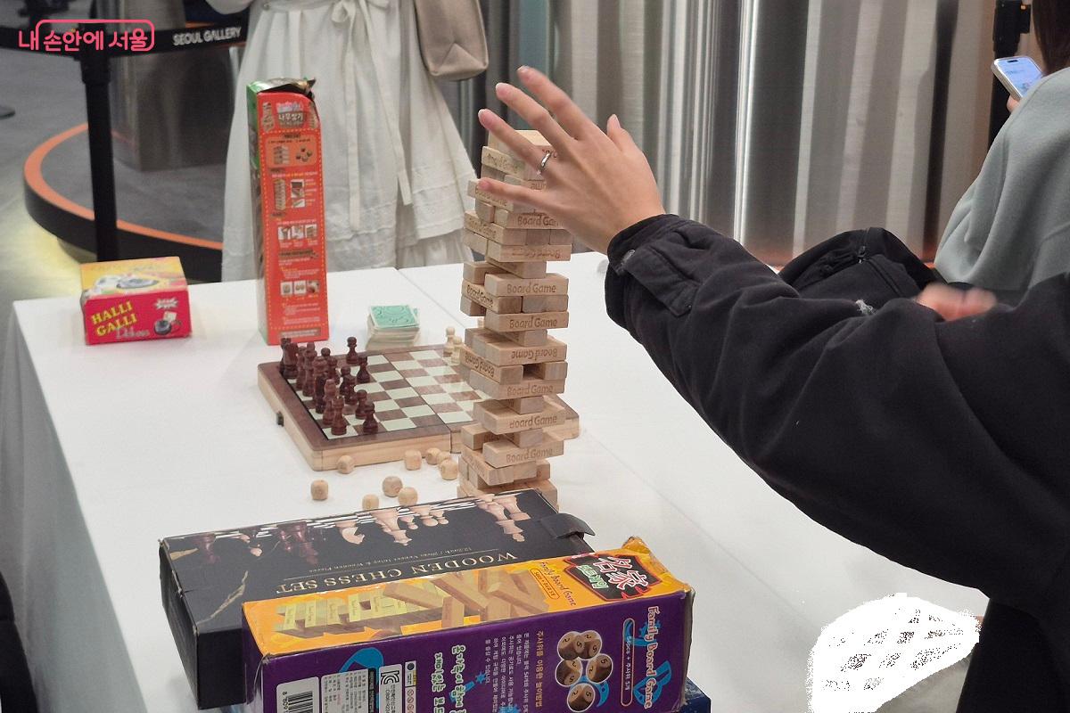 기다리는 시간 동안 젠가 등 보드게임을 즐기는 참가자 &copy;권수진