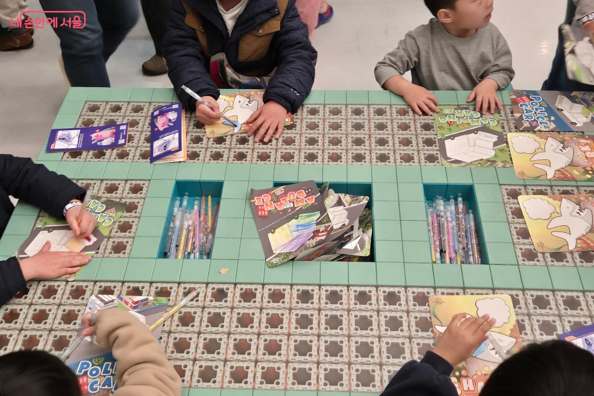 &lsquo;AI 펀스팟&rsquo;에서 제공한 다양한 AI 체험 기구를 통해  '피지컬 AI'를 즐기는 어린이들의 모습