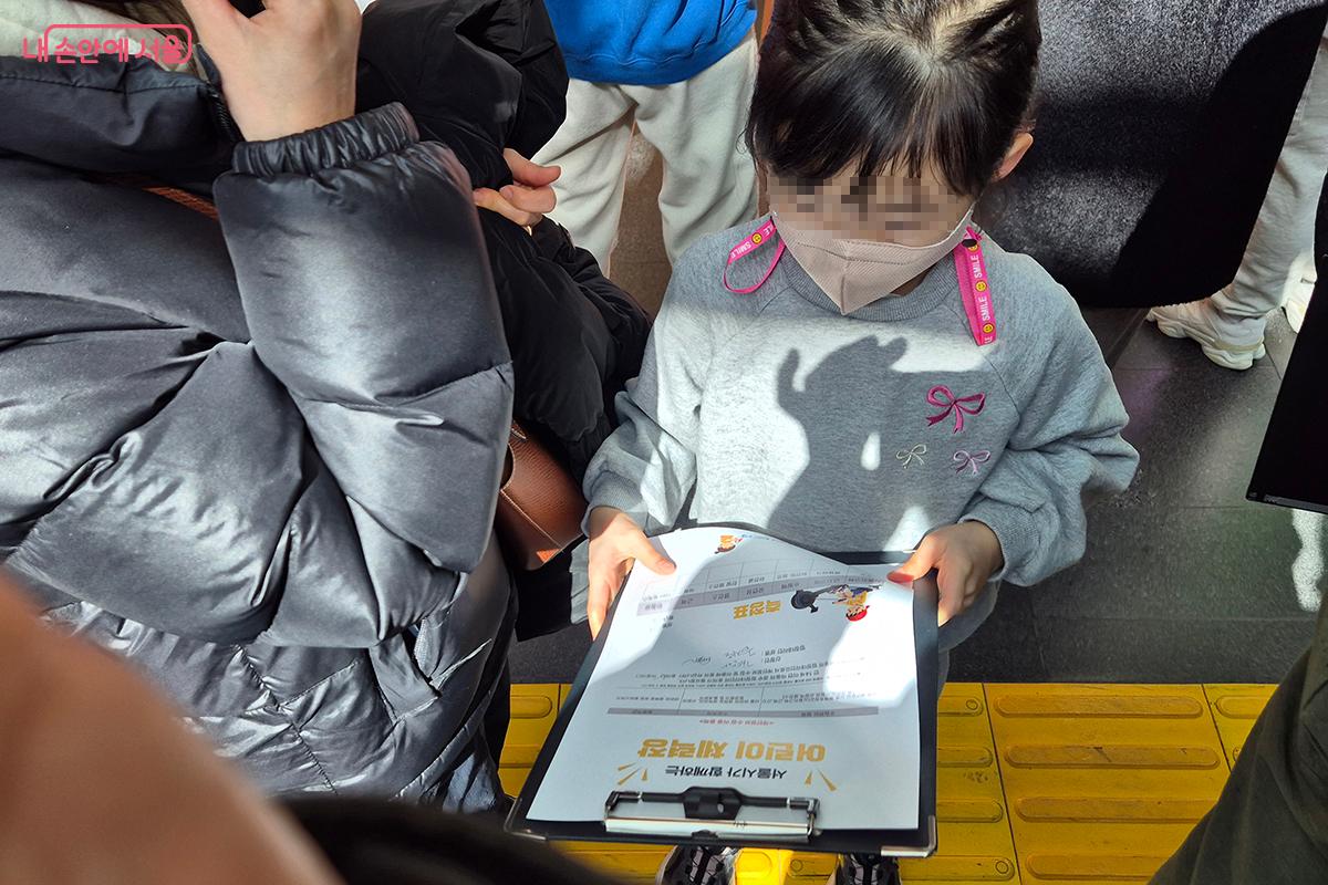 부모님과 함께한 어린이 참가자들이 개인 체력측정표를 받고 체력측정을 시작한다. ©백승훈