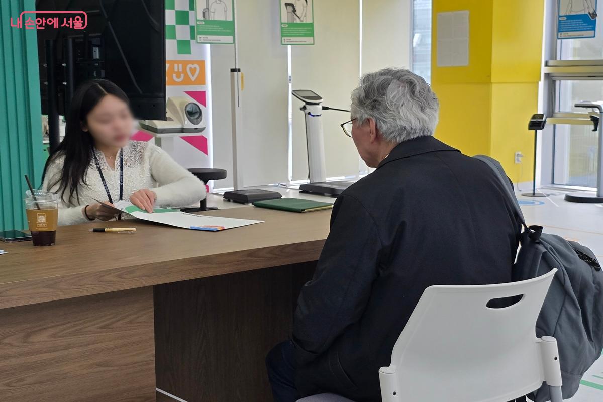 체력 측정 후 결과를 바탕으로 건강상담을 받는 어르신 &copy;강사랑