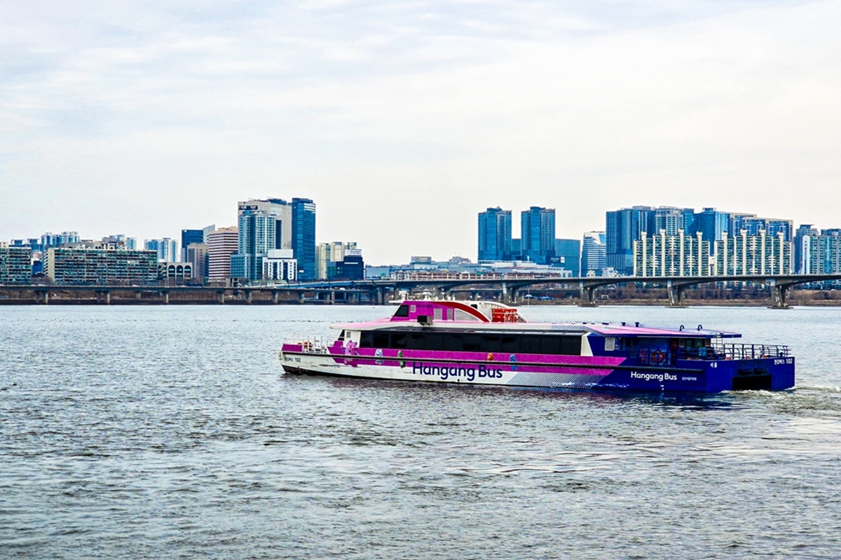 교통 체증 없이 떠나요! 한강버스 타고 7개 선착장 봄나들이