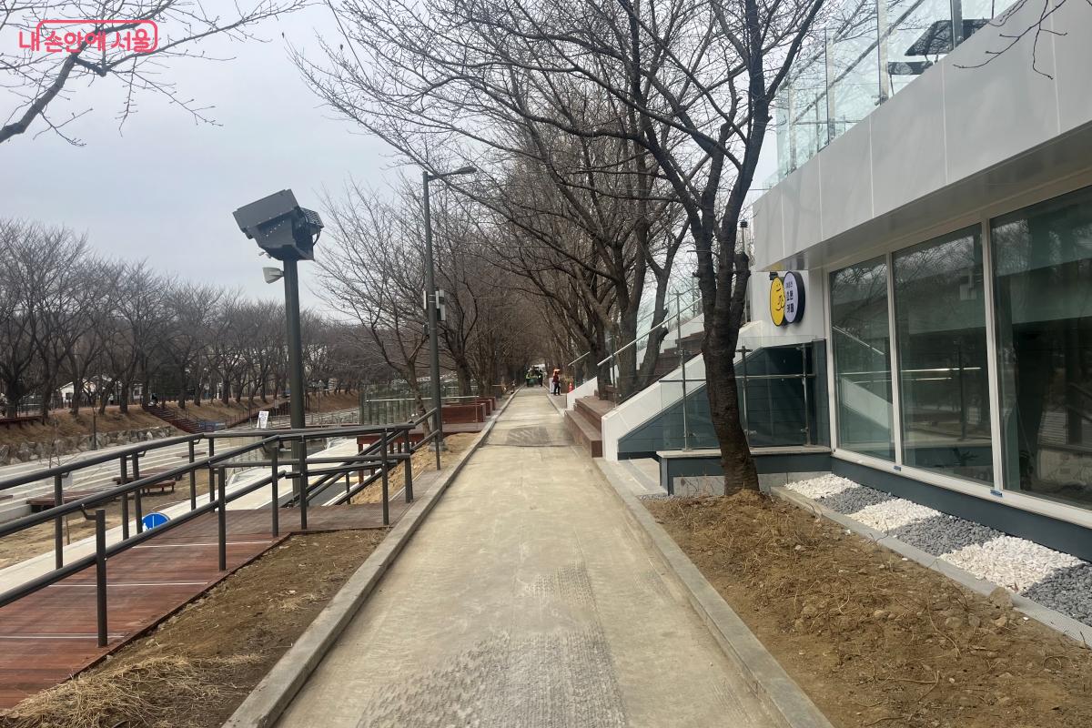 벚꽃 명소로 기대되는 여의천 수변활력거점 풍경 &copy;김연희