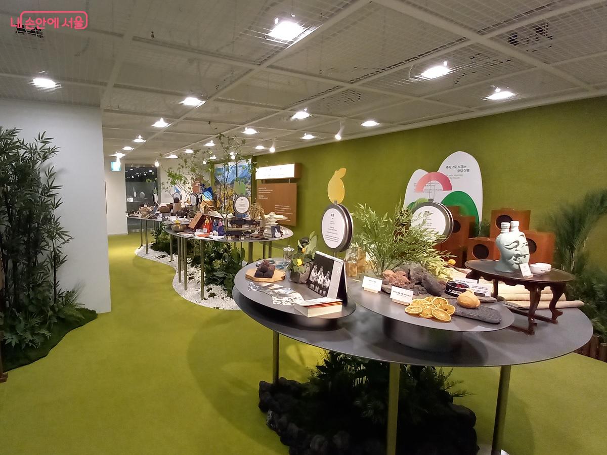 서울도시건축전시관에 자리하고 있는 &lsquo;지역관광 안테나숍&rsquo; &copy;박유진