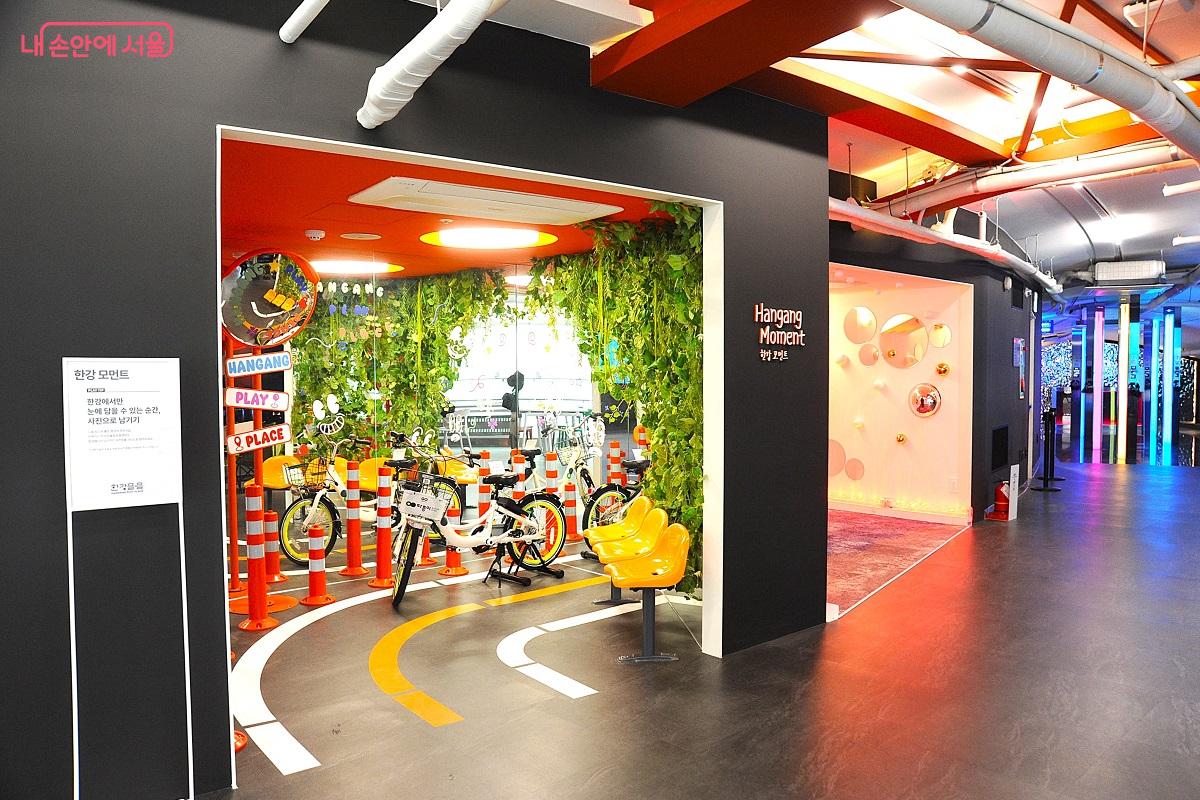 한강의 낭만적인 순간을 사진으로 남길 수 있는 한강플플 3층의 &lsquo;한강 모먼트&rsquo; &copy;조수봉