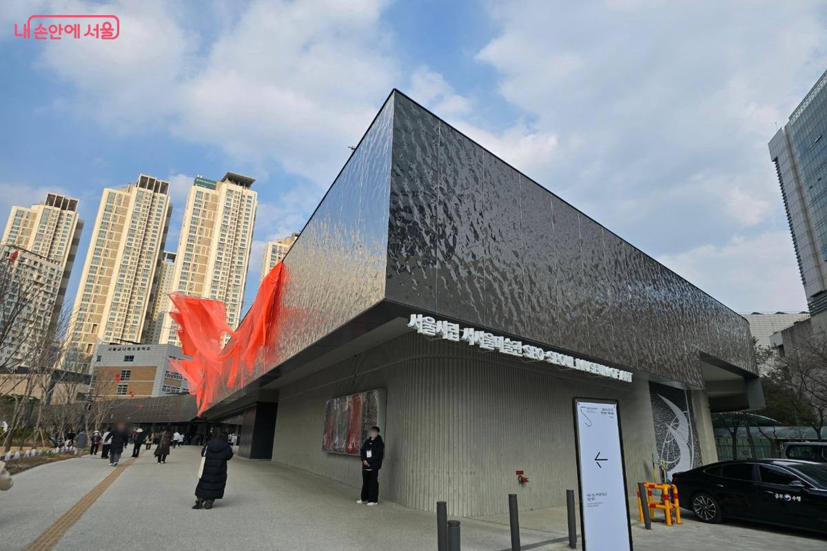 미술관은 단순히 공원 위에 세워진 건물이 아니라, 공원의 연장선으로서 존재한다