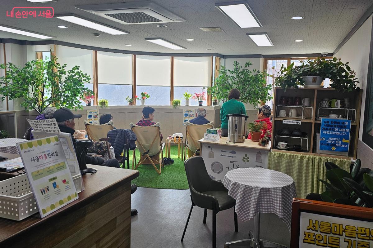 서울마음편의점을 이용하는 여러 이용자들은 자연스럽게 한자리에 모여 휴식을 취하고, 서로 이야기를 나누며 소통하는 모습을 볼 수 있었다. &copy;최동열