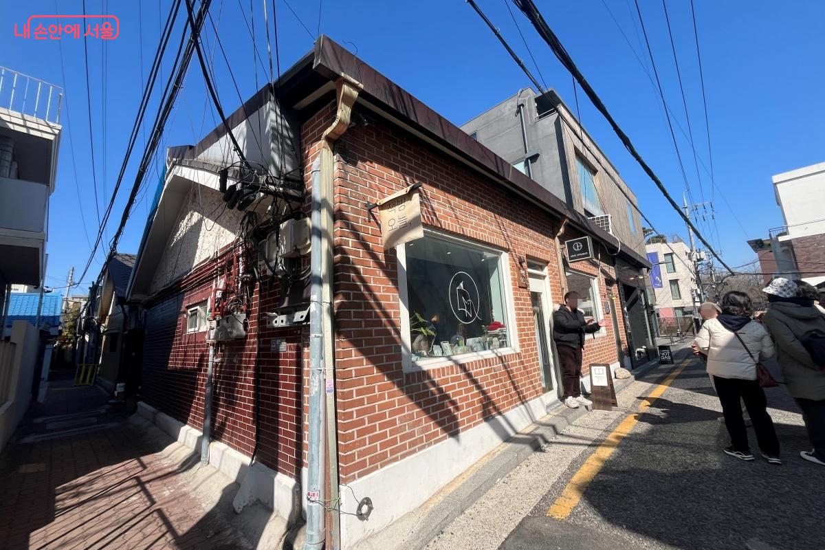 노벨문학상을 수상한 작가 한강이 운영한다는 책방도 들렀다. &copy;김연희