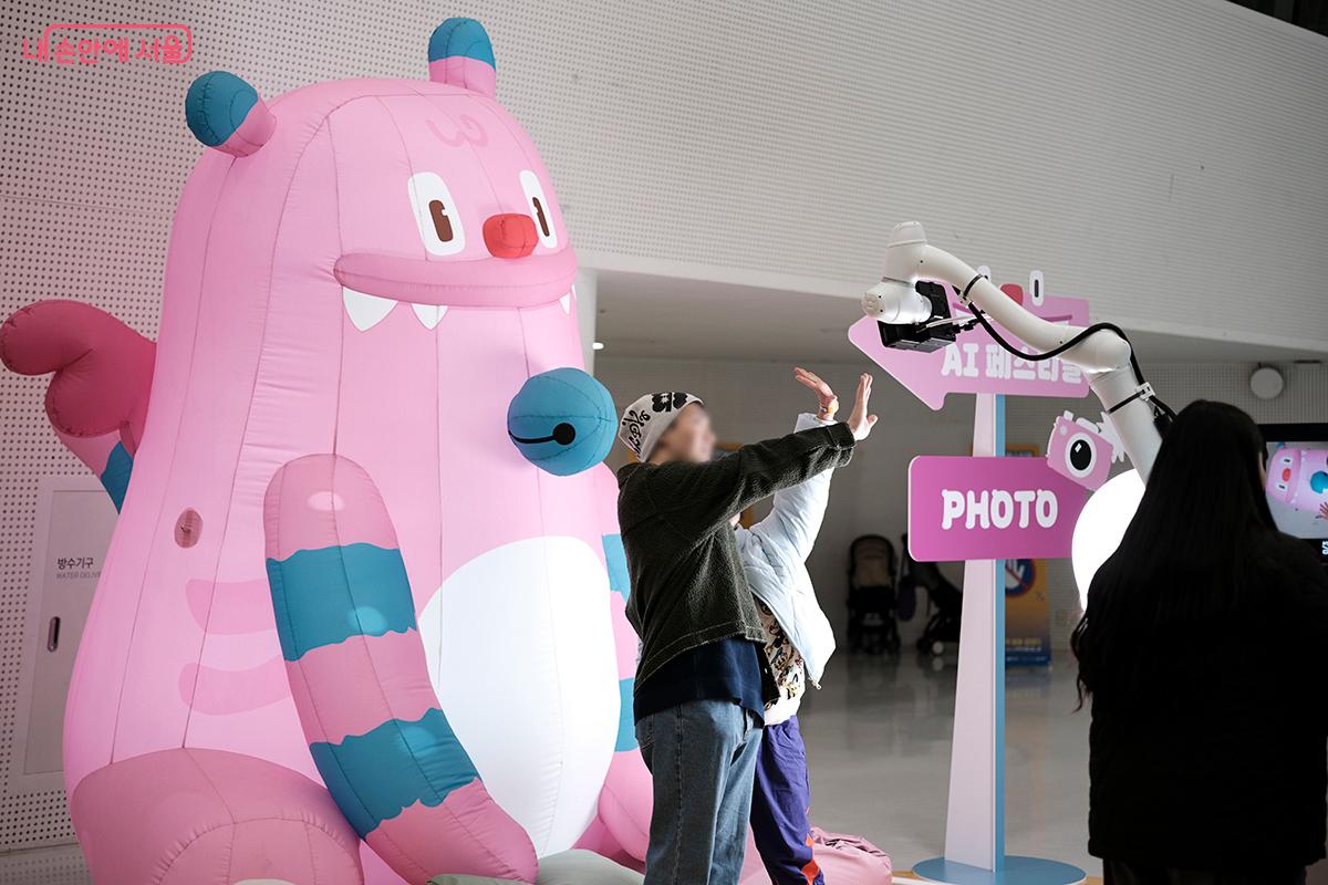 대형 해치와 함께한 기념 사진을 로봇 포토그래퍼가 찍어주며 시민들에게 특별한 추억을 선사했다. ⓒ김아름