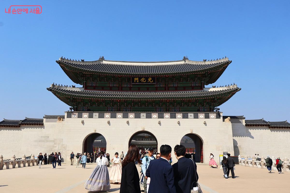 조선의 법궁으로 향하는 첫 관문, 광화문의 웅장한 자태 &copy;이봉덕