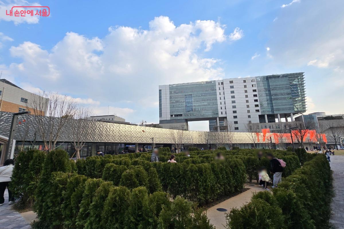 금나래중앙공원과 경계 없이 연결되어 시민들이 산책하듯 자연스럽게 진입할 수 있는 서울시립 서서울미술관의 개방형 외관