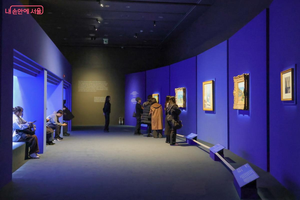 전시장을 곡선형 벽면과 반사 조명으로 빛과 물결로 느껴지게 했다. &copy;박성환