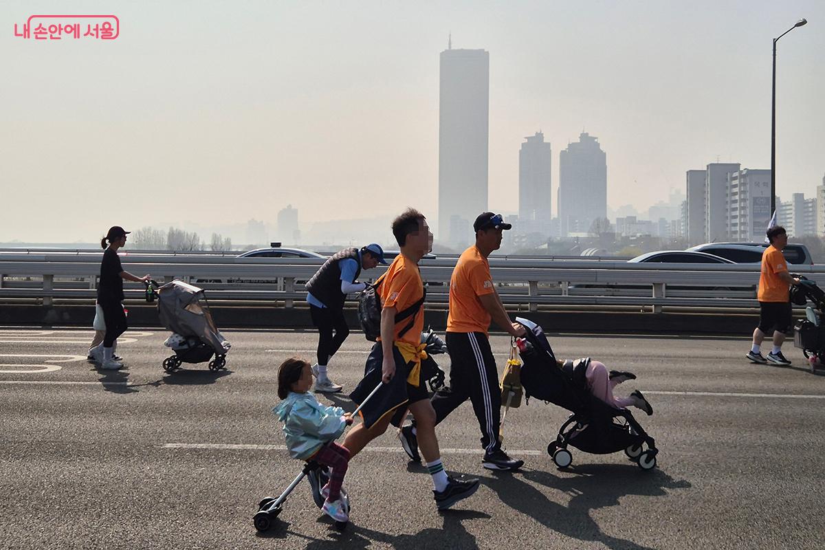광화문에서 시작된 행렬은 서울 도심을 가로지르며 여의도까지 이어졌다. ©정향선