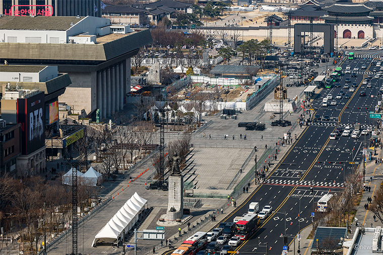 BTS 컴백 공연을 앞두고 무대 준비가 한창인 광화문광장