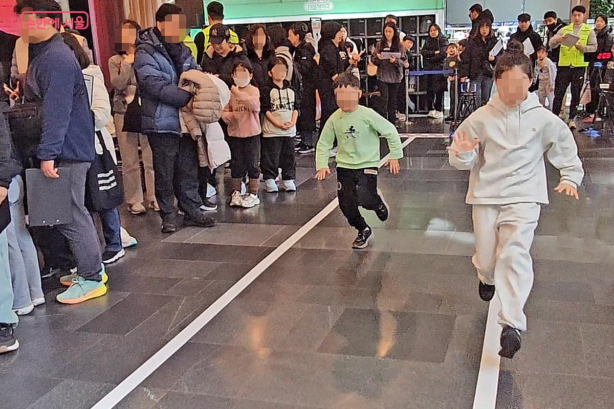 10미터 왕복 달리기를 하는 어린이들 ⓒ오도연