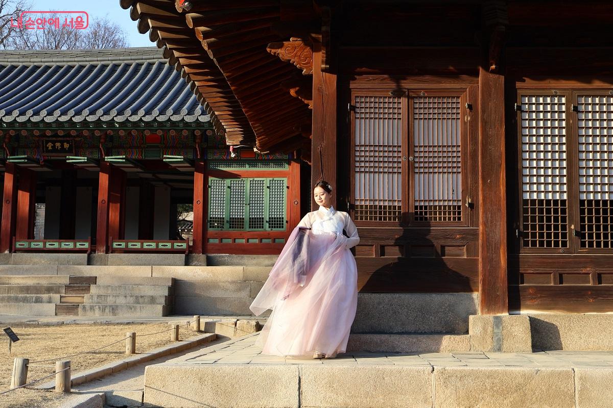 고즈넉한 덕수궁에서 한복을 곱게 차려입은 시민을 만날 수 있다. &copy;이봉덕