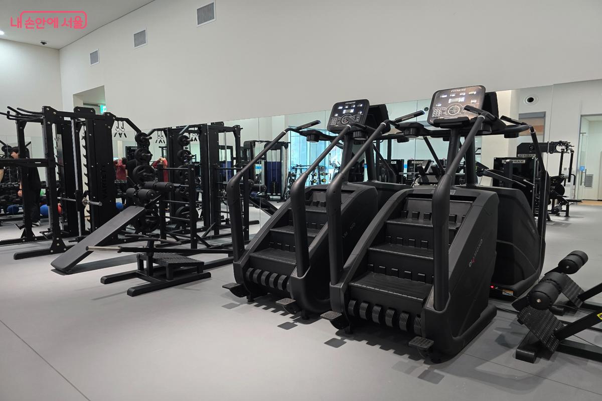 장애인과 비장애인 모두 이용할 수 있는 체력단련실 &copy;강사랑 