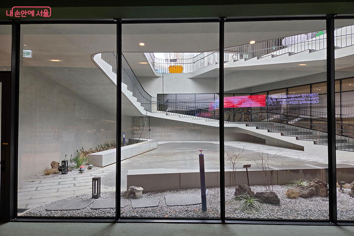 미술관 내부의 투명한 유리가 개방감을 선사한다 ⓒ이다현