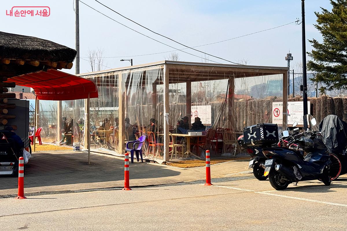파고라쉼터는 차양과 바람막이 기능을 동시에 갖추고 있다. &copy;전미애