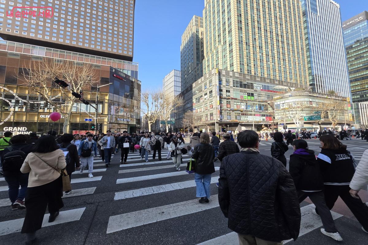 광화문 일대 횡단보도를 건너는 시민들 &copy;심재혁