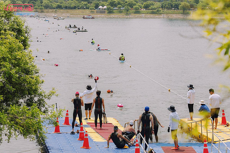 오리발&middot;튜브&middot;구명조끼 등 다양한 방식으로 참여할 수 있다.