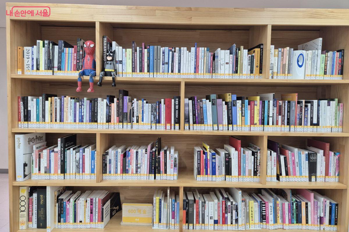 영화 관련한 책들을 자유롭게 열람할 수 있다