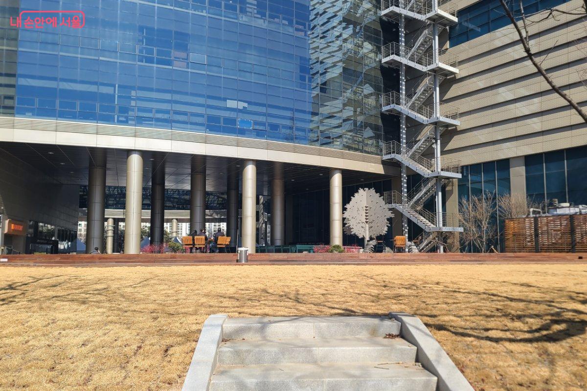 산책로 옆 휴식공간 모습 &copy;김미정