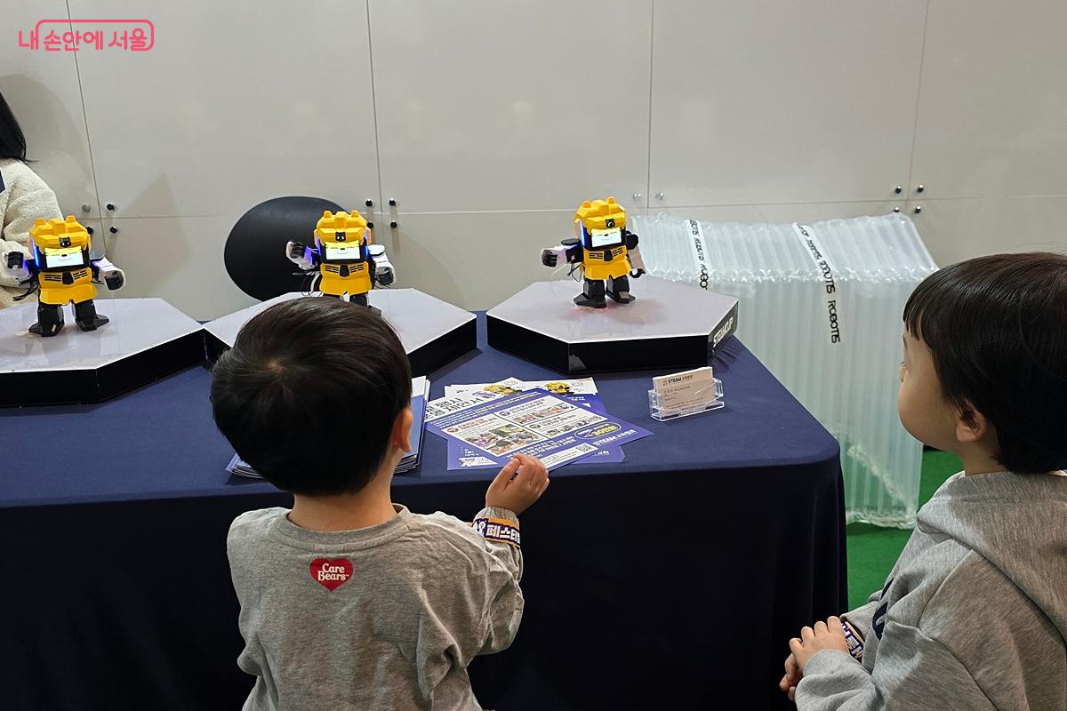 아이들이 자유롭게 춤추는 로봇을 흥미롭게 바라보고 있다. ⓒ김윤경