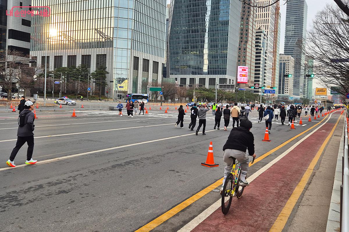자전거 참가자들은 우측의 빨간 자전거 전용 도로를 이용해 안전하게 행사를 즐긴다.