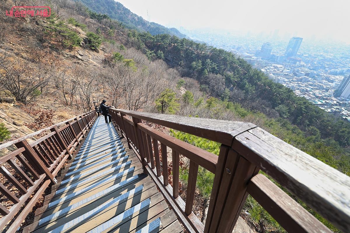 데크길과 계단으로 산을 어렵지 않게 오를 수 있다. ©김주연