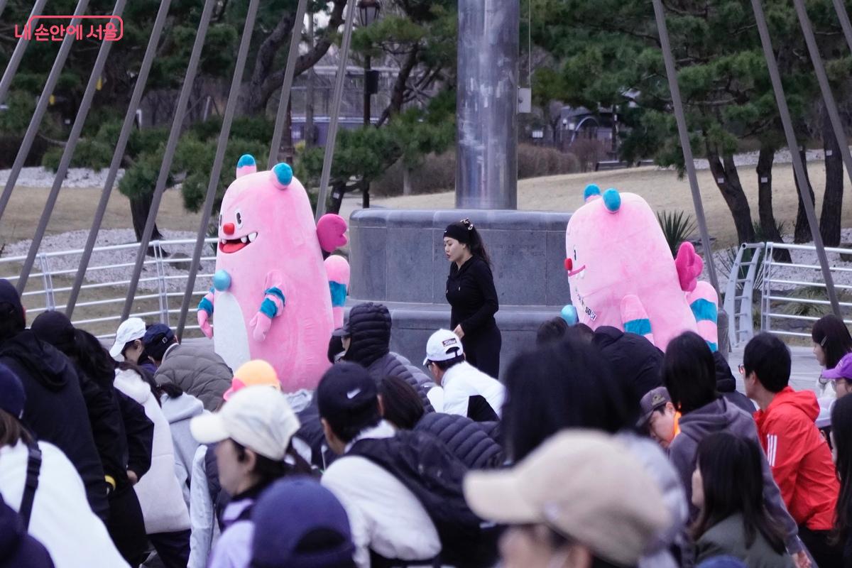 서울 공식 캐릭터 해치와 함께 단체 준비 운동을 진행 중이다.