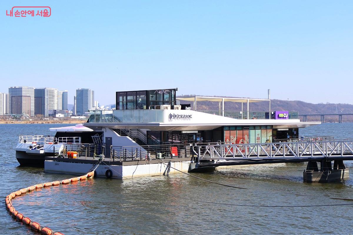 강 건너 멀리 고층 빌딩 숲과 산을 배경으로 자리한 서쪽 끝 마곡선착장 ⓒ이봉덕