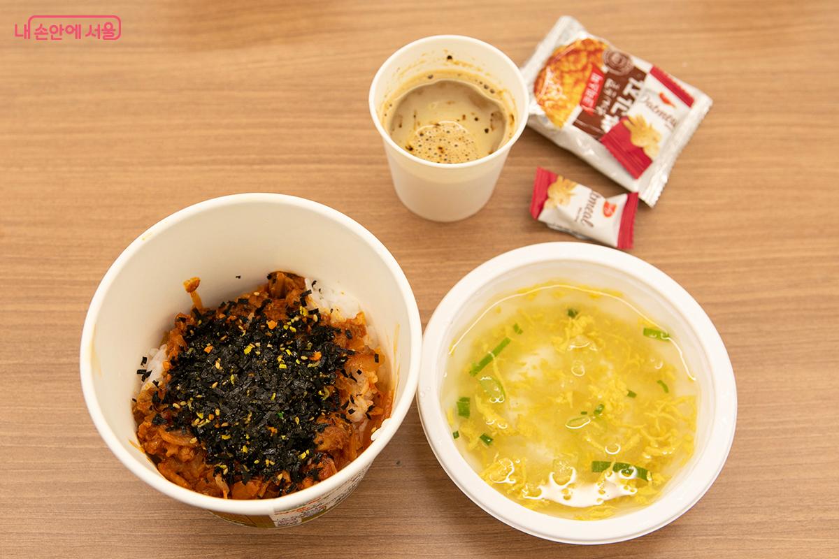 전자레인지에 데운 컵밥과 달걀국 &copy;이란