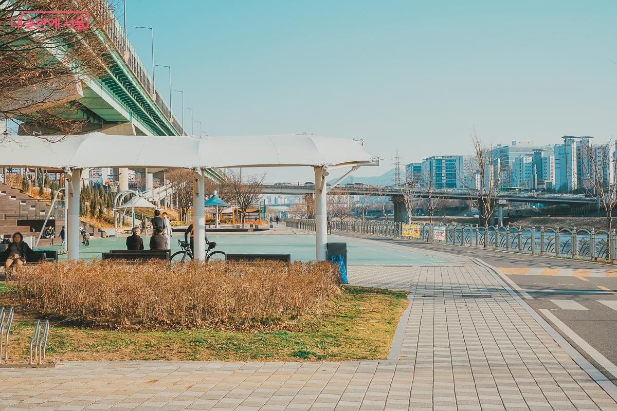 맑은 날씨의 안양천 산책로 주변 전경과 쉼터 &copy;김성무